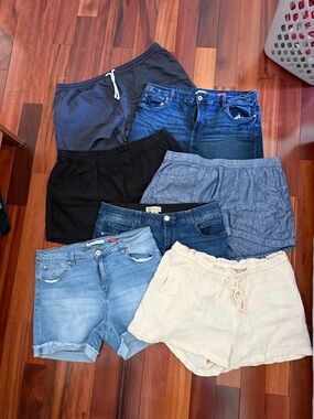 Lot of 7 2X / 18 Women's Shorts